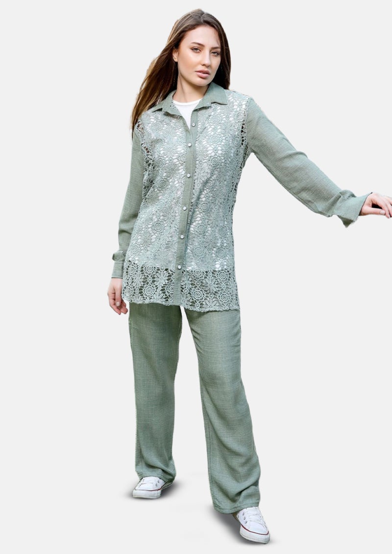 طقم "رويال" قطعتين – كارديجان دانتيل وبنطلون كتان راقي.